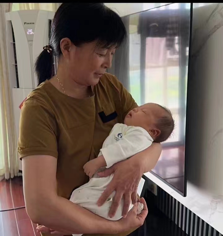 曹阿姨工作生活照2