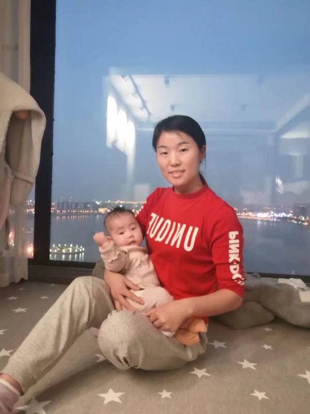 闫阿姨工作生活照2