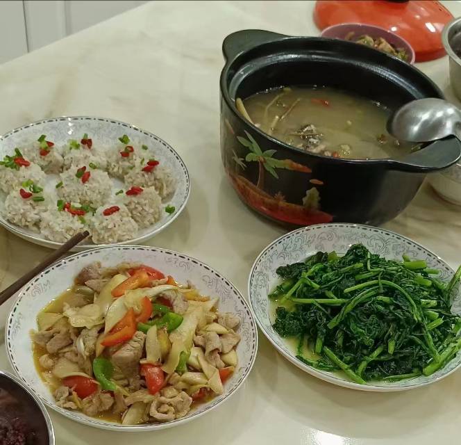 彭阿姨工作生活照2