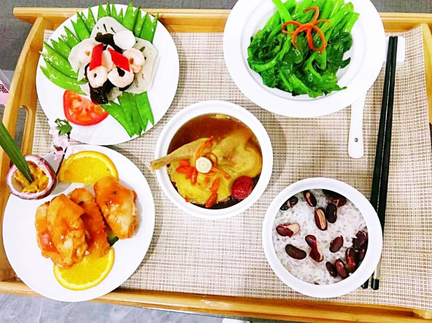 崔阿姨工作生活照2