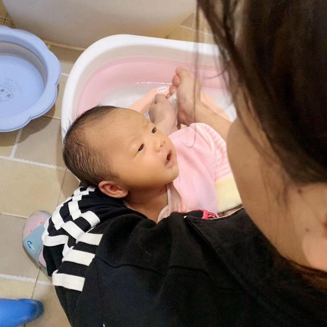 李阿姨工作生活照1