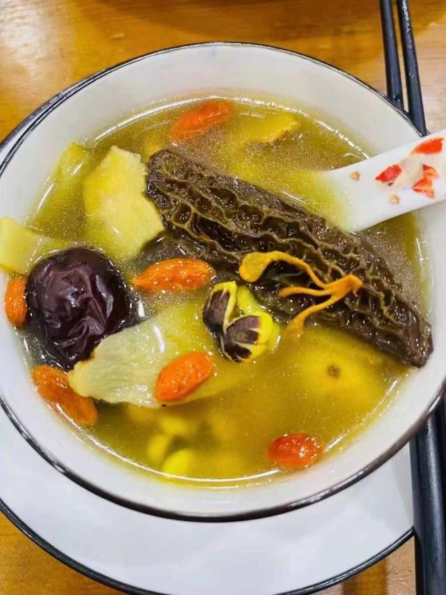 何阿姨工作生活照3