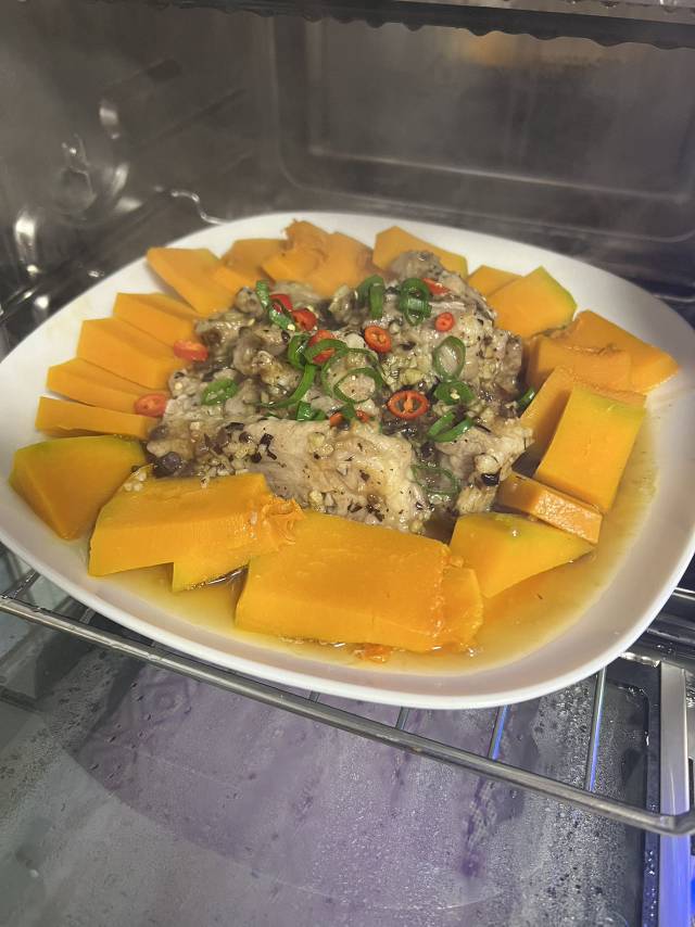 何阿姨工作生活照2