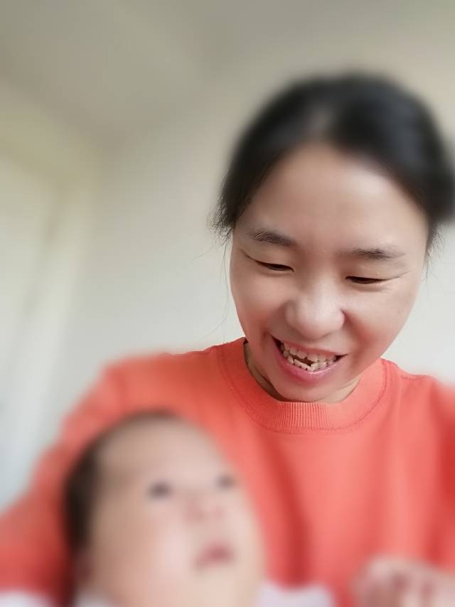 黄阿姨工作生活照1