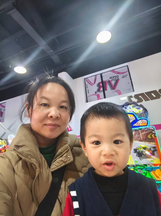 黄阿姨工作生活照2
