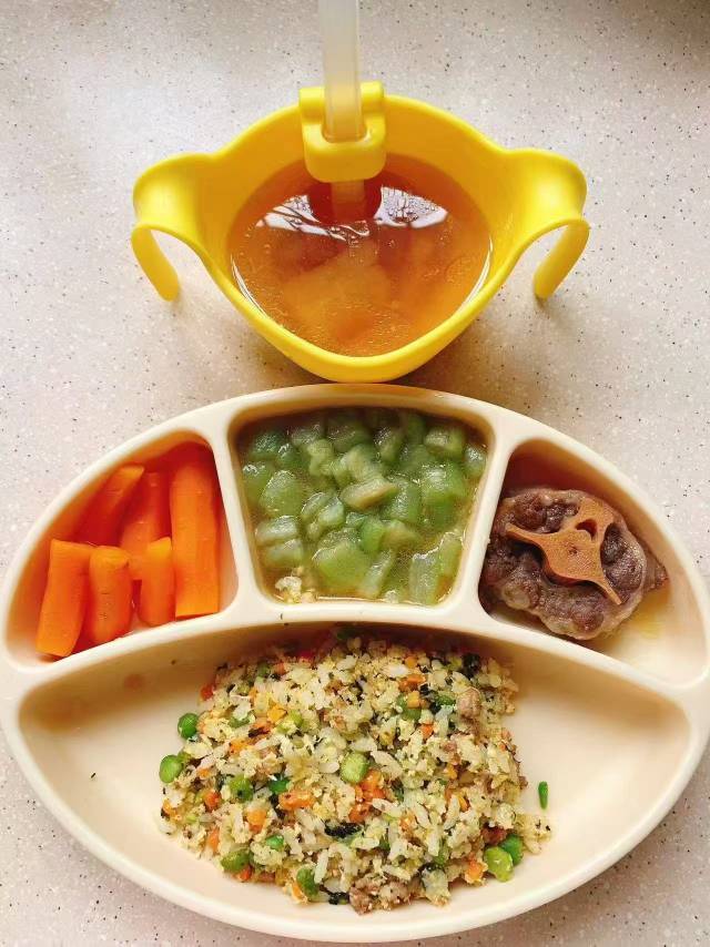 韩阿姨工作生活照2