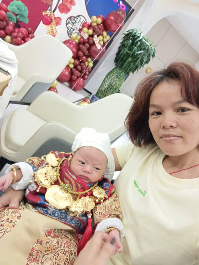 凌阿姨工作生活照1