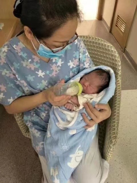 傅阿姨工作生活照2