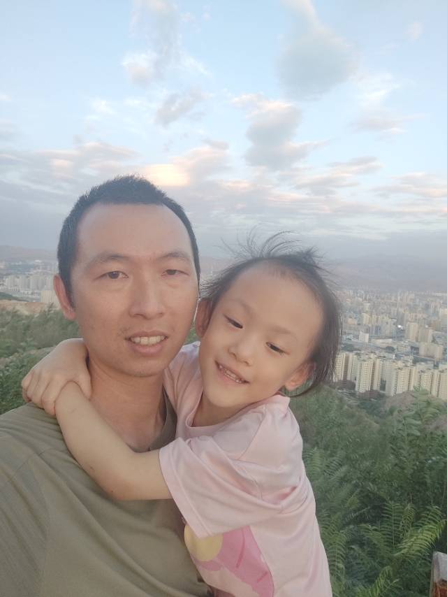 邝阿姨工作生活照3