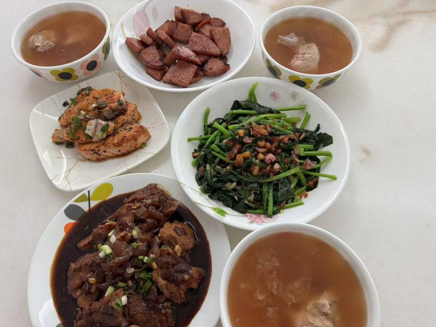 何阿姨工作生活照9