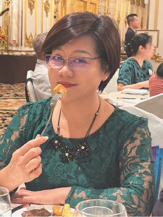 饶阿姨工作生活照2