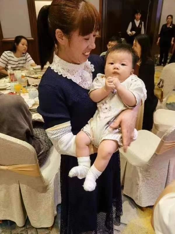 李阿姨工作生活照2
