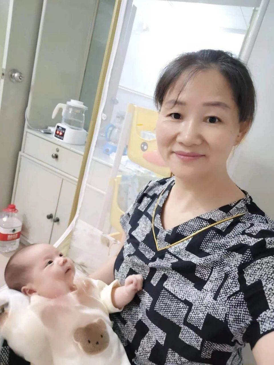 上海育婴师、月嫂姚阿姨公开照片